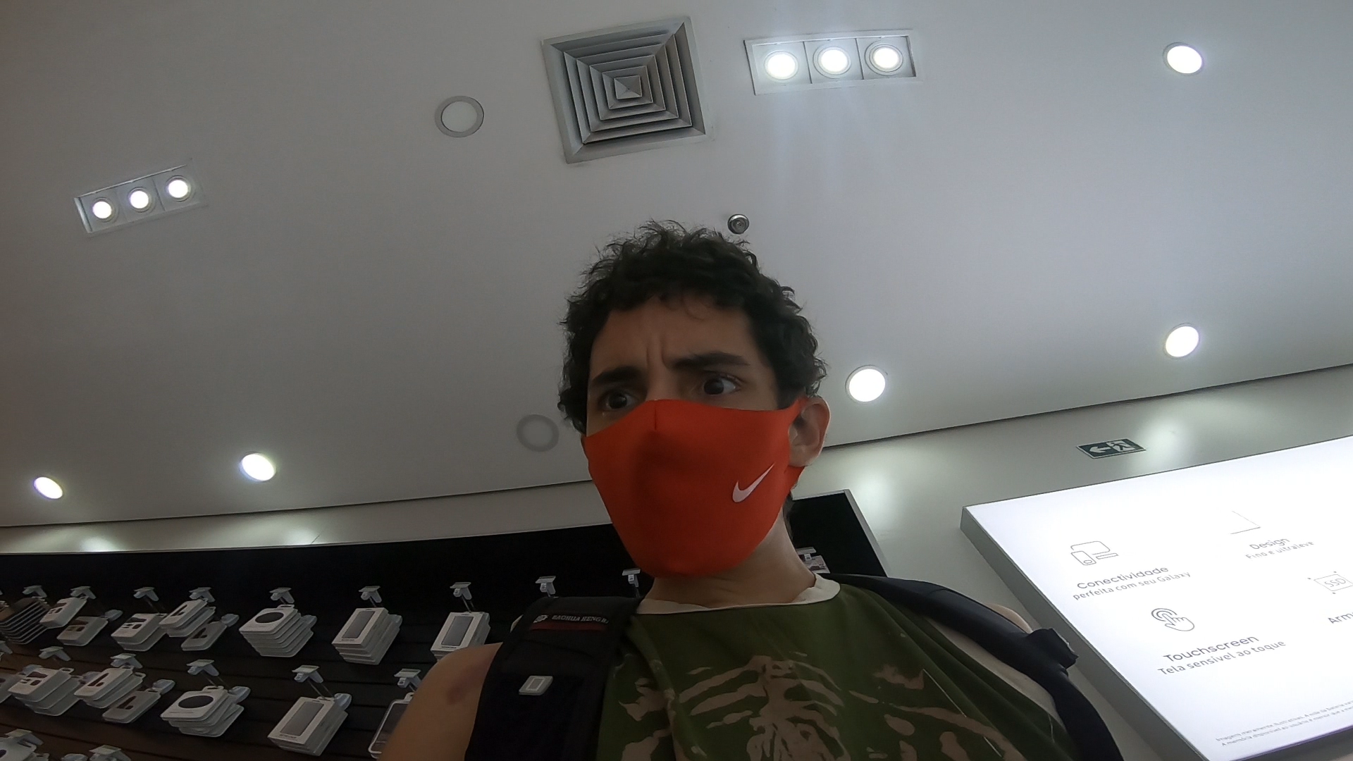 http://videos.introcdc.com/Canal/Vlogs/Shoppings/Iguatemi/Vlog Procurando Celular/GH010095.00_00_32_58.Quadro002.png